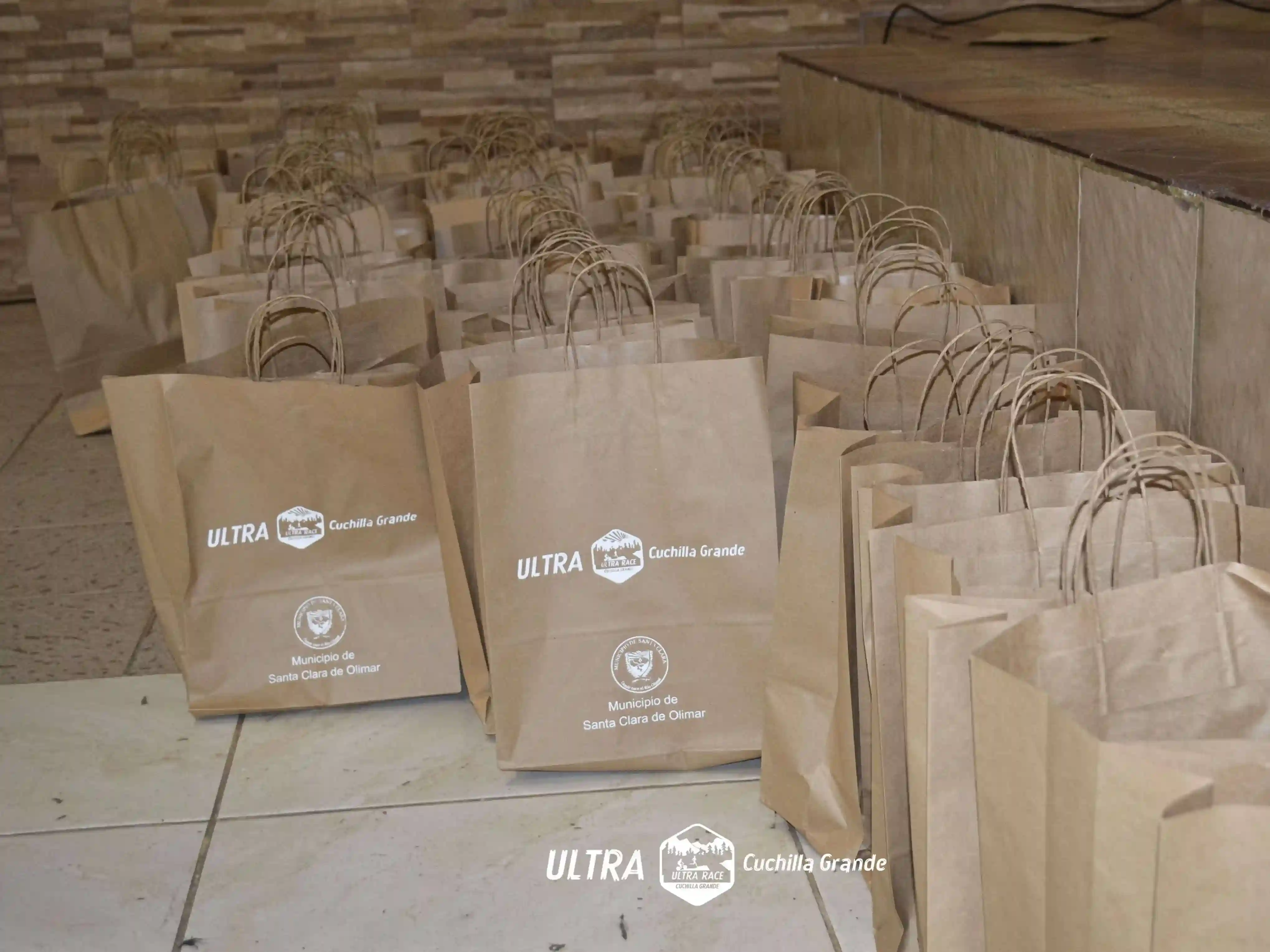 Foto de muchos kits de corredor en fila sobre el piso