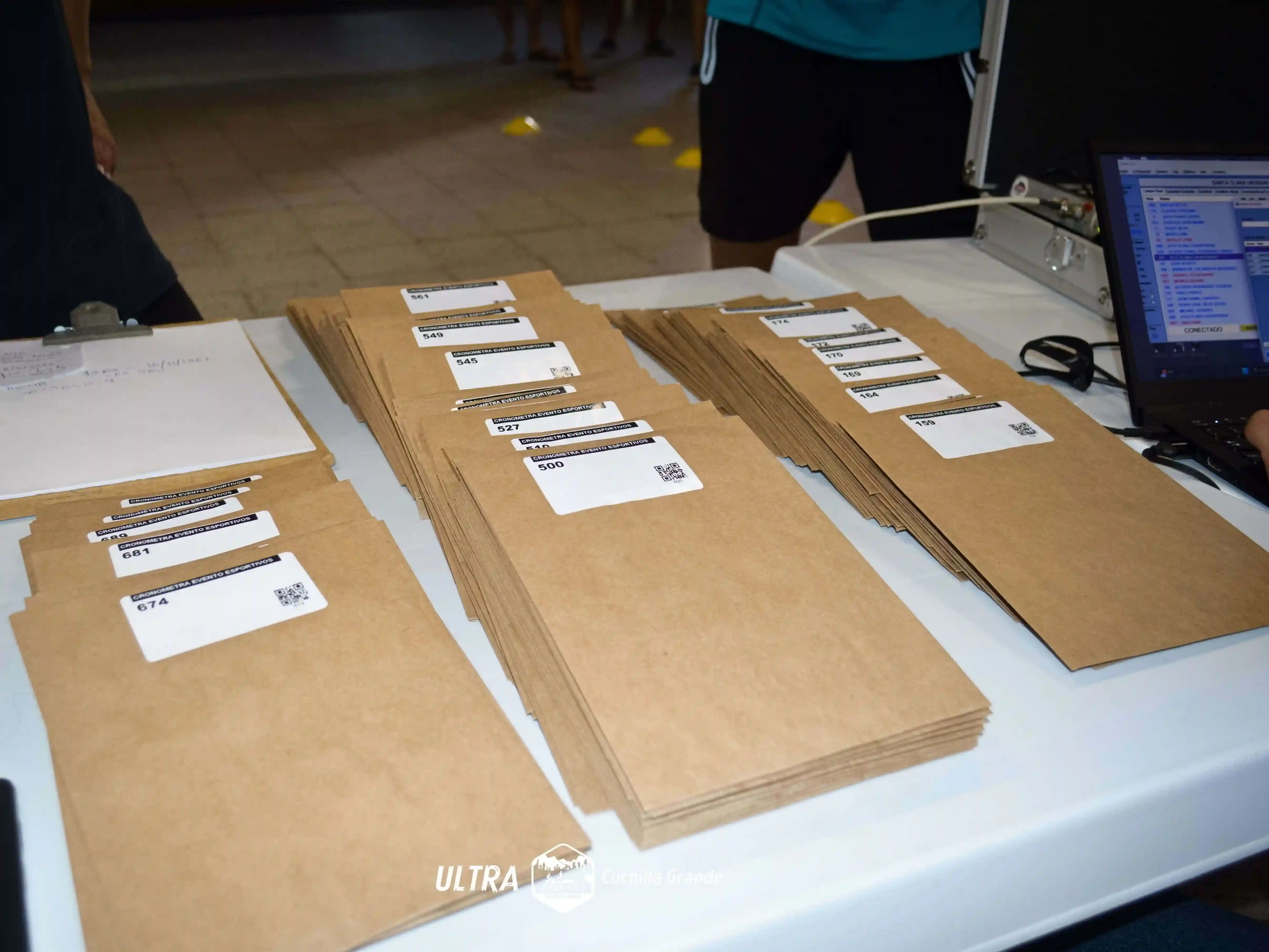 Foto de sobres con chips de corredor